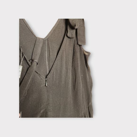 NEW Une Piece Womens Black Tiered V-Neck Mini Swing Dress 8 Flowy Fit - Picture 9 of 10